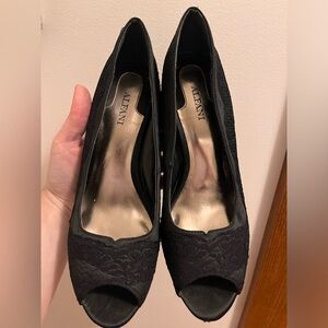 cute womens size 7 black lace open toe heels. 3 1/2 inch heel. comfy